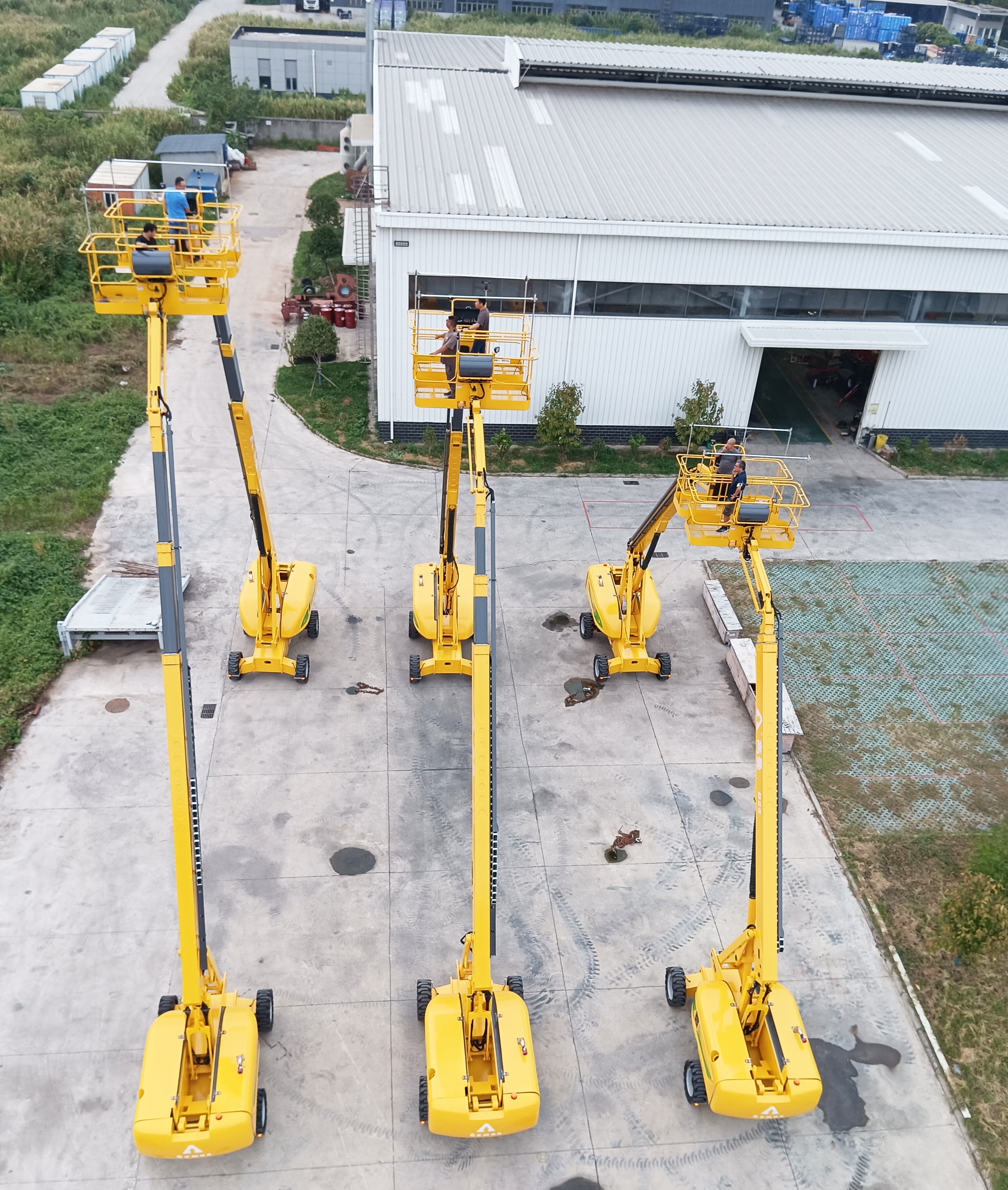 高曼6台25米自行轮式高空作业平台交付客户使用