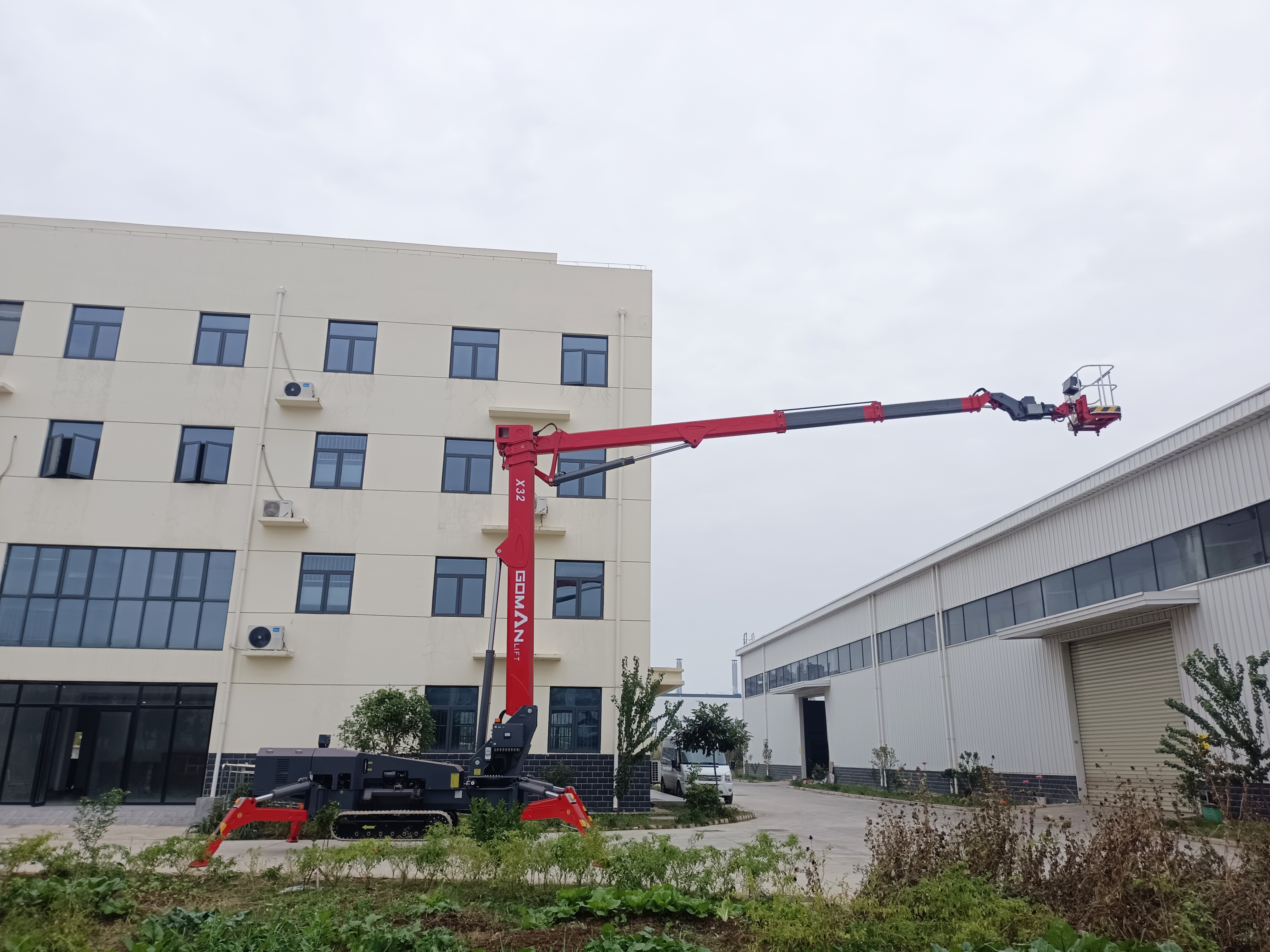 蜘蛛车对比传统车载式高空作业车有哪些区别